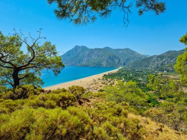 Olimpos ve Ciral plajlarının güzel manzarası. Türkçe adı 