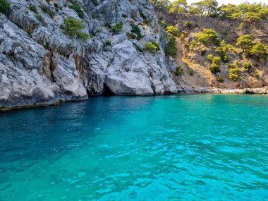 Olimpos antik kenti yakınlarındaki gizli koylar. Tekne turu. Tekne turunun ziyaret ettiği sakin ve sessiz körfezler. Caretta Carettas 'ın yumurtladığı koylar.