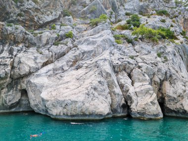 Olimpos antik kenti yakınlarındaki gizli koylar. Tekne turu. Tekne turunun ziyaret ettiği sakin ve sessiz körfezler. Caretta Carettas 'ın yumurtladığı koylar. Olimpos yakınlarındaki meşhur aşk mağarası..