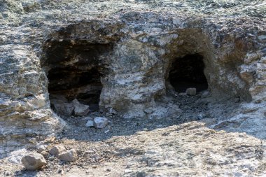 Chimera Dağı sonsuz ateşi, kayalardaki doğal gazdan çıkan ateş. Soyu tükenmiş ateş taşları. Türkçesi 