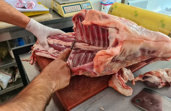 Carnicero Separa Hueso Carne Con Cuchillo Carnicero Mesa Industria Cárnica — Foto de Stock