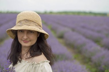 Gökyüzü, bulutlar ve muhteşem modelli lavanta tarlası
