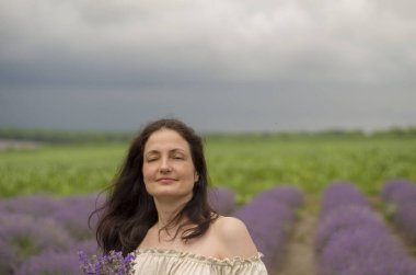 Gökyüzü, bulutlar ve muhteşem modelli lavanta tarlası