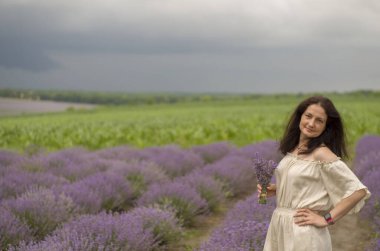 Gökyüzü, bulutlar ve muhteşem modelli lavanta tarlası