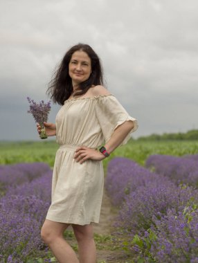 Gökyüzü, bulutlar ve muhteşem modelli lavanta tarlası