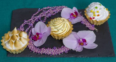 Baqckground ve kartpostallar için arşiv çiçekleri olan tatlı çöl