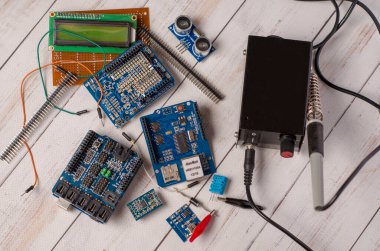 Elektronik bileşenler, yoğunlaştırıcılar, arduino