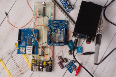 Elektronik bileşenler, yoğunlaştırıcılar, arduino
