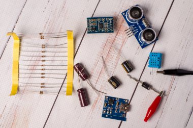 Elektronik bileşenler, yoğunlaştırıcılar, arduino
