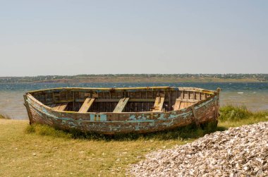  Eski paslı balıkçı teknesi. 