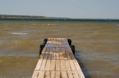 Tahta köprü iskelesi sakin su değil