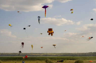 Uçurtma gökyüzünde uçuyor