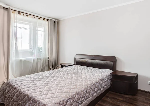 酒店卧室里的一张空床覆盖着纺织品的静谧生活 窗户壁有复制的空间背景 家庭模拟概念 — 图库照片
