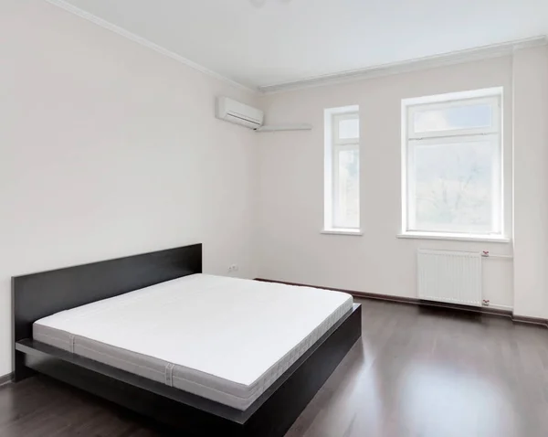在有窗户和空调机墙壁的宾馆卧室里 一个空床的静谧生活复制了空间背景 家庭模拟概念 — 图库照片