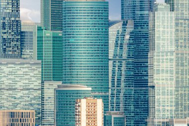 Ön cephe ofis mavi cam ve beton kule bina merkezi