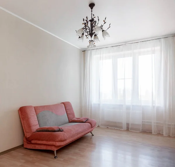 Interior de la sala de estar con sofá rojo realista y lámpara. Imagen de renderizado 3D —  Fotos de Stock