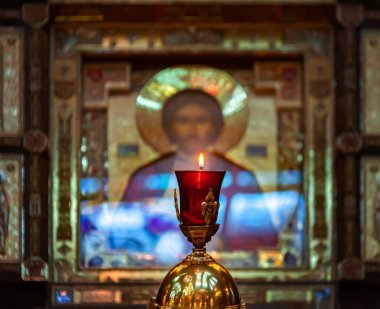 Eski bir ortaçağ kalesinin demir parmaklıklı penceresinde beyaz duvar kopyalama alanı var. Bireysel aktivite turizmi