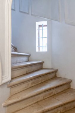 Üst katta, aydınlık, eski, beyaz pencereli, ortaçağ kalesi.