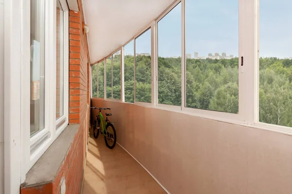 Yeşil ağaçların arasından bakınca, geniş, temiz bir cam pencere açıldı. Beyaz, güneşli bir pencere açıldı..