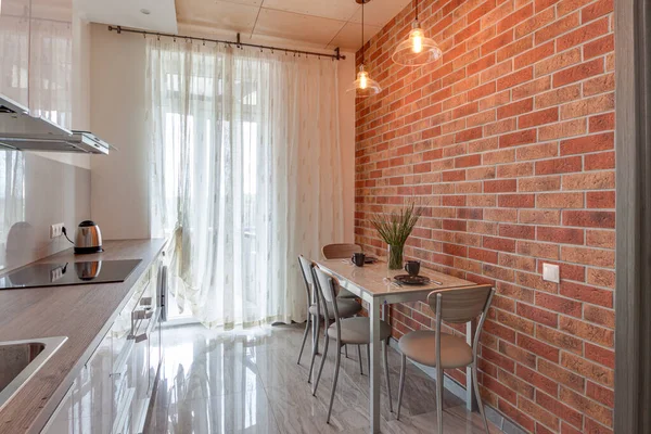 3D шаблон сучасний затишний будинок лофт інтер'єр їдальні з кухонними меблями, цегляною стіною, вікном білої завіси . — стокове фото