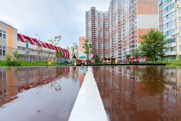 Mojado Camino Lluvioso Con Asfalto Línea Blanca Nueva Zona Residencial —  Fotos de Stock