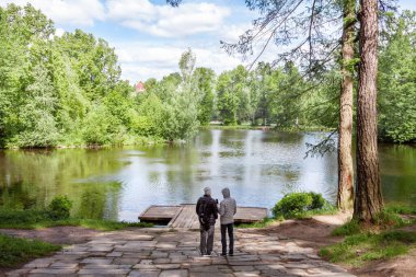 Ormandaki göl yolundaki insanlar. Vahşi doğa sürdürülebilir yaşam konsepti.