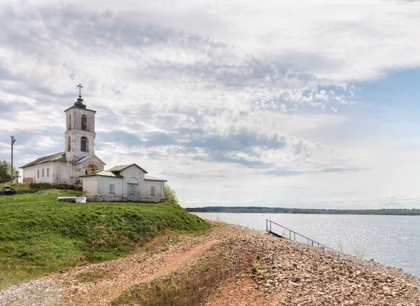 Église orthodoxe russe. Eglise Vvedenskaya Voskreensky Goritsky Monastère Sheksna rive de la rivière — Photo
