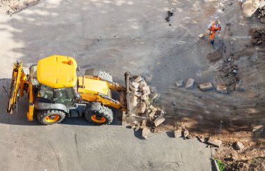 Tekerlek yükleyici kazıcı inşaat alanı yolu
