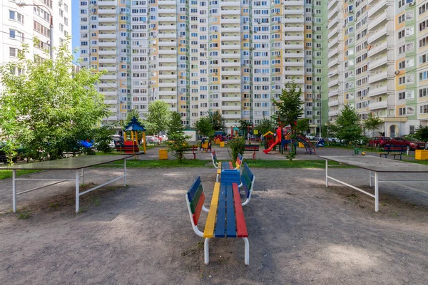 Yerleşim alanı açık hava altyapısı. Karışık kullanımlı çoklu aile bölgesi.