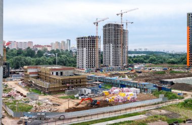 Vinçli ve apartmanlı hava manzaralı inşaat alanı