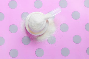 Yakın plan düz kolajen tozu ölçüsü kaşık pembe daire arka plan. Sürdürülebilirlik, güzellik ve sağlıklı yaşam konsepti