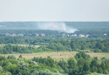 Anavatanın yakınındaki büyük orman yangınları havadan görülüyor. Küresel ısınma ve iklim değişiklikleri kavramı.