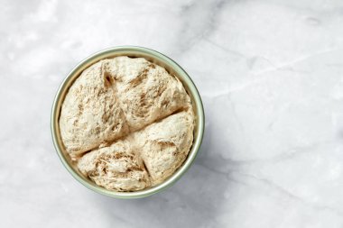 Tahini yuvarlak halva düz geleneksel Türk tatlılığı mermer masa arkaplanı. Tatlı vejetaryen konfor yemeği kutsanmıştır.