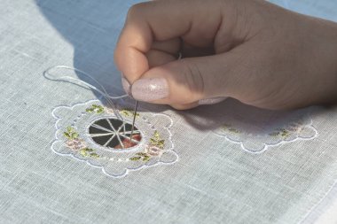 Kadın eli nakış desenli beyaz kumaş desenli çiçekler. Sanatçılar konsepti