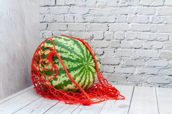新鲜西瓜用可重复使用的购物袋运送。健康饮食和可持续性概念 — 图库照片