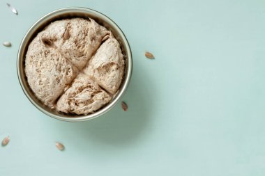 Sebze bazlı Türk halısı tatlı tohumları yakın plan yeşil mavi pastel kopya alanı arka plan.