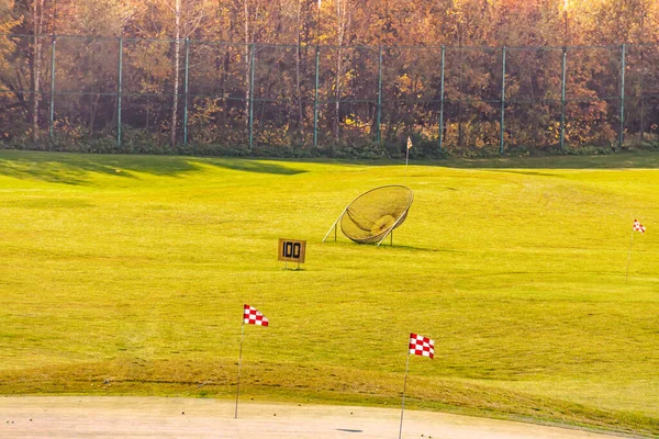 Outono campo de golfe idílico fot esporte lazer atividades ao ar livre. Conceito de estilo de vida sustentável. — Fotografia de Stock