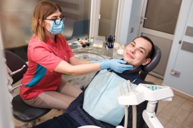 Bir dişçi onun hasta diş inceliyor. Eylem diş Kliniği