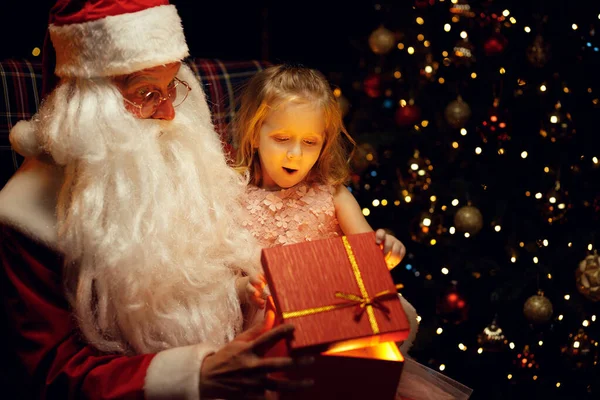 Santa Claus Niña Abren Regalo Navidad Santa Niño Una Caja Fotos de stock libres de derechos