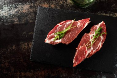 Yangında pişirmek için baharatlı çiğ domuz eti ya da karanlık bir taşta fırın.