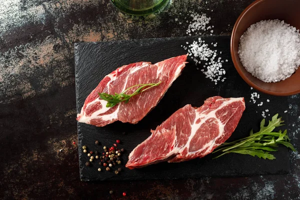 Cerdo Crudo Con Especias Para Cocinar Fuego Horno Sobre Fondo —  Fotos de Stock