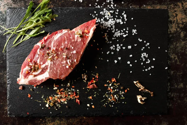 Cerdo Crudo Con Especias Para Cocinar Fuego Horno Sobre Fondo —  Fotos de Stock