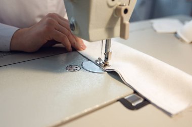 Genç bayan terzi atölyesinde terzilik yaparken