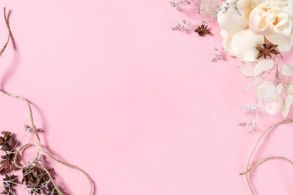 Підготовка Майбутньої Листівки Рожеві Квіти Рожевому Фоні Пробілом Тексту — стокове фото