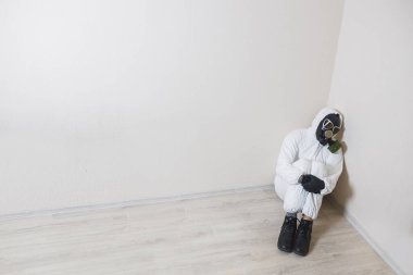 Lanetli bilimadamı odanın bir köşesinde dizlerini kıstırmış bir şekilde oturur ve morina balığının tedavisini bulamaz. Bilim ve tedavi arayışı üzerine komik bir skeç.