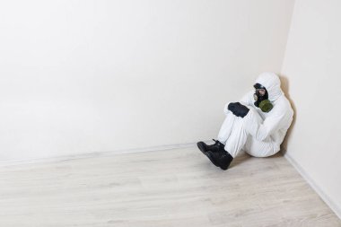 Lanetli bilimadamı odanın bir köşesinde dizlerini kıstırmış bir şekilde oturur ve morina balığının tedavisini bulamaz. Bilim ve tedavi arayışı üzerine komik bir skeç.