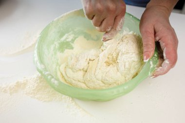 Mutfakta dekorasyonsuz ev yapımı börekler. Kıyma, sığır eti ve tavukla hamur tatlısı yapmak.