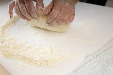 Mutfakta dekorasyonsuz ev yapımı börekler. Kıyma, sığır eti ve tavukla hamur tatlısı yapmak.