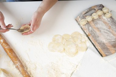 Mutfakta dekorasyonsuz ev yapımı börekler. Kıyma, sığır eti ve tavukla hamur tatlısı yapmak.