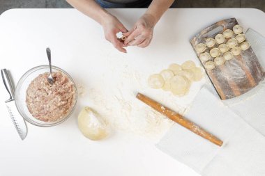 Mutfakta dekorasyonsuz ev yapımı börekler. Kıyma, sığır eti ve tavukla hamur tatlısı yapmak.